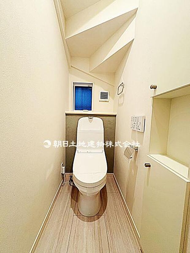 窓付の明るいトイレで、快適に利用可能ですね。