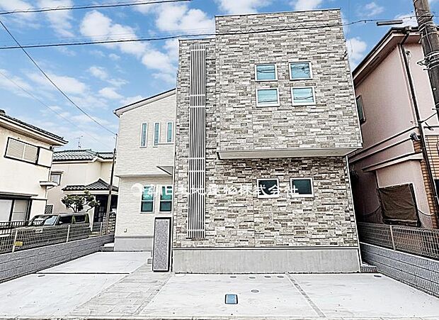 シンプルモダンな外観が特徴。お友達が遊びに来た時も自慢できる邸宅ですね。