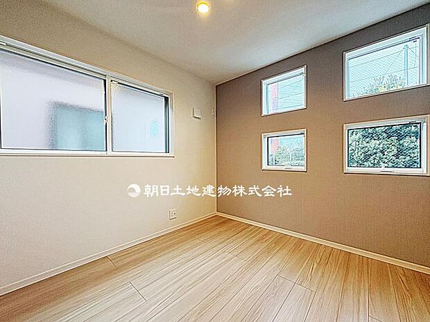 ゆったりくつろげる、居心地の良い洋室空間。