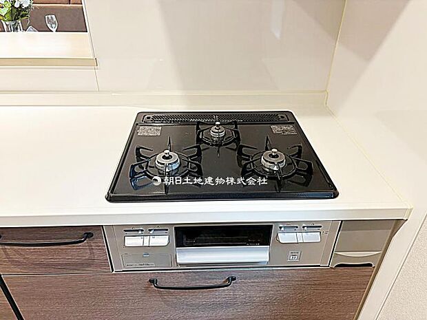 3つのコンロで同時調理が可能な、効率的で快適なキッチンスペースです。