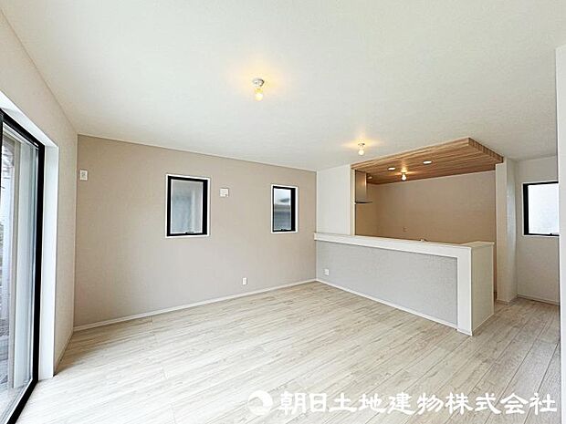 2面採光の光あふれるLDK。ご家族で過ごす際も、笑顔の絶えない空間になりそうですね。