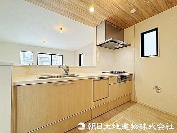 カウンターキッチンからはリビング全体を見渡せる間取。