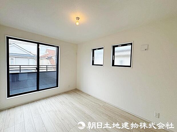 【洋室】大きな窓からたっぷりと陽光が注がれる明るいお部屋です