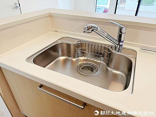 浄水器付き水栓でおいしい水をいつでも手軽に使えます。