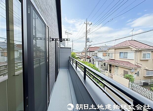 南向きの陽当りの良いバルコニー。お洗濯ものや布団を干したりするのに十分なスペースです。