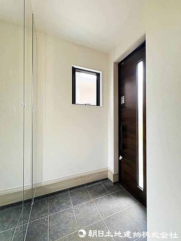 お家に出会う人々を出迎える玄関だからこそ、広々清潔感あふれる空間にしたいもの。採光・通風にも配慮された開口部を設ける事で、毎日明るい空間をキープします。