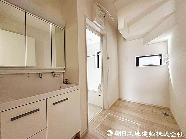 潔感溢れるスタイリッシュなデザインの洗面化粧台