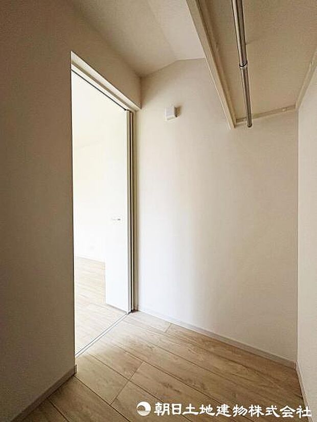 収納豊富なウォークインクローゼットです。たくさんの荷物もスッキリ収納できますね。