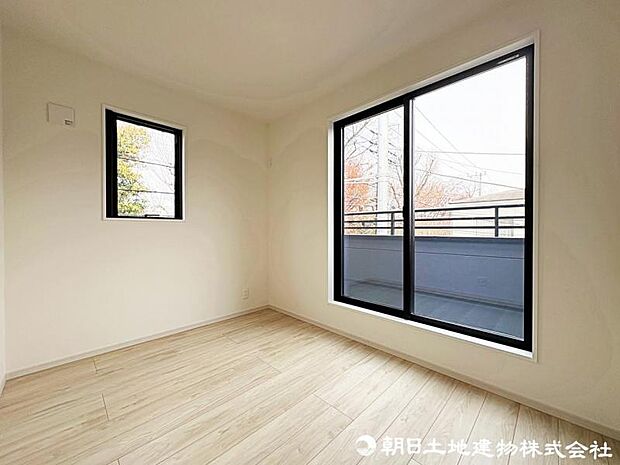 バルコニーに面した明るい洋室