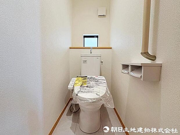 窓付の明るいトイレで、快適に利用可能ですね。