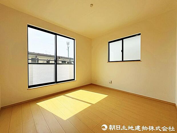 大きな窓からたっぷりと陽光が注がれる明るい空間。家族の成長に対応できる永住仕様の間取り。