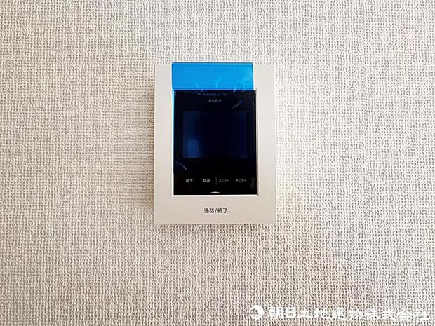 呼び出しボタンを押した時点でモニターに来訪者の映像が映し出され、会話を交わす前に来訪者を確認できます。