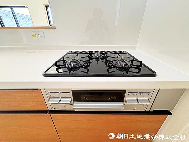 広い調理スペースが女性に人気のキッチンです 3口コンロでお料理のしやすさも特徴的。