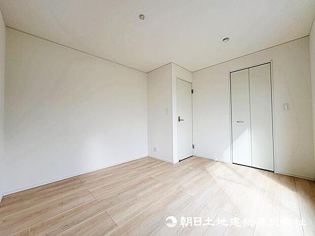 大きな窓からたっぷりと陽光が注がれる明るい空間。家族の成長に対応できる永住仕様の間取り。