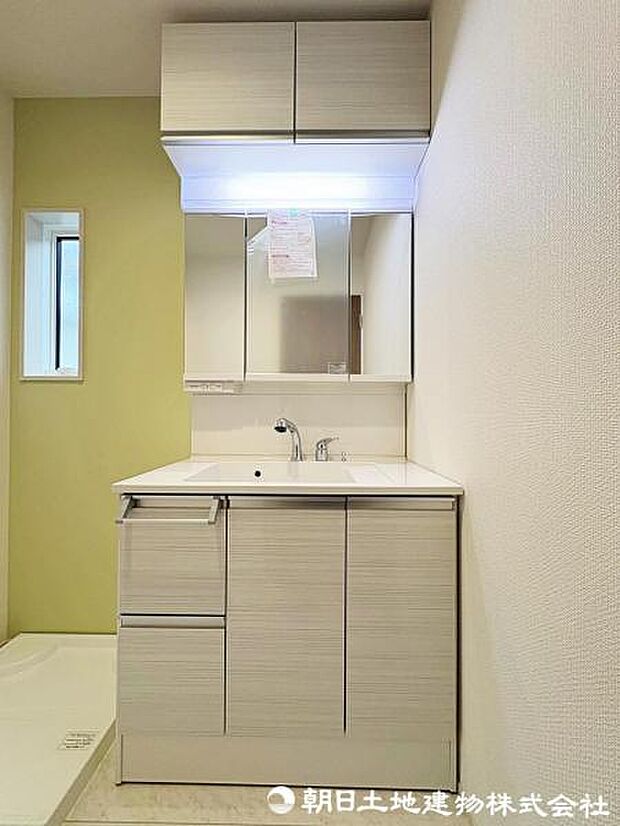 清潔感溢れるスタイリッシュなデザインの洗面化粧台
