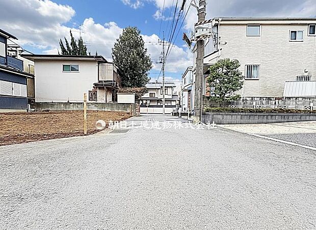 前面道路は車通りも少ないので車の出し入れもしやすいですね。