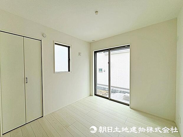 【洋室】シンプルなデザインが心地よい居室はリビングとの一体感が感じられます