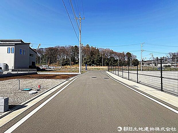 閑静な住宅地の前面道路です。車の通りも少ないのでお子様がいても安心ですね。