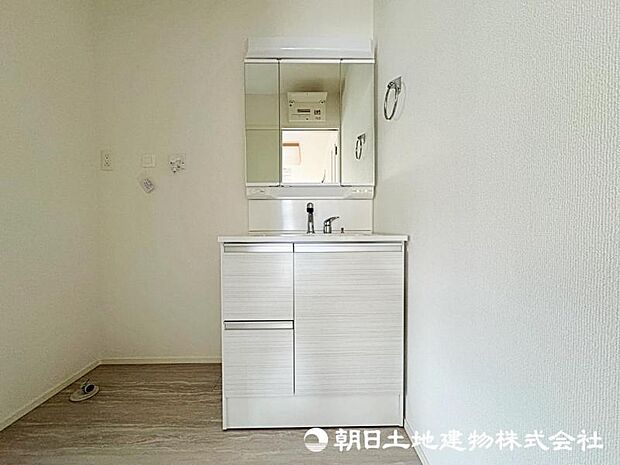 【洗面室】収納力と機能性に優れたお手入れラクラク三面鏡洗面化粧台です