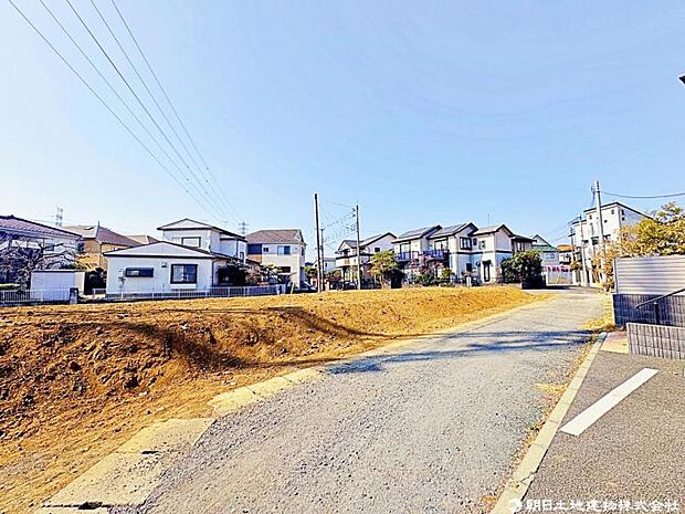 前面道路も広いので車の出し入れもしやすいですね。