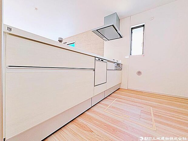 キッチンは人気の対面式キッチンです。お料理をしながらご家族との会話も楽しめますね。