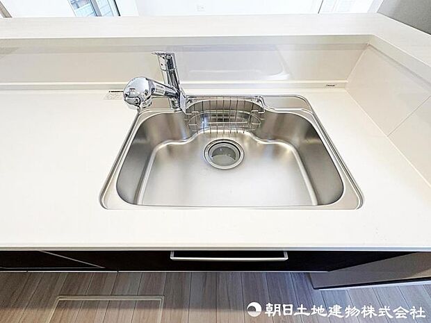 深型シンク、グリル、食洗機。設備充実のキッチン