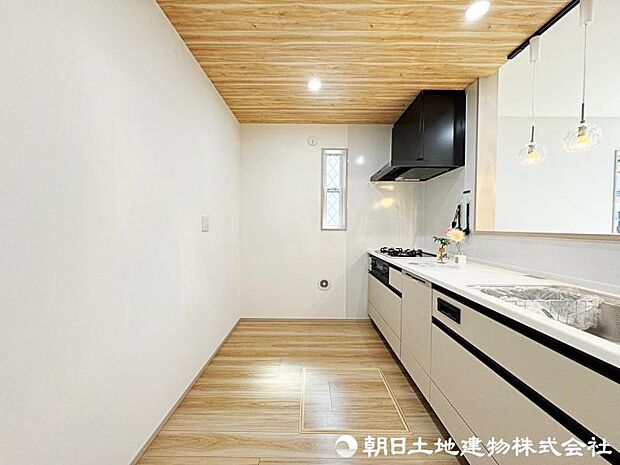 お子様と並んで料理をしても余裕のゆとりのキッチン