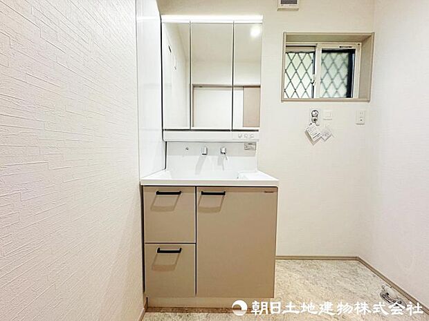 清潔感溢れるスタイリッシュなデザインの洗面化粧台