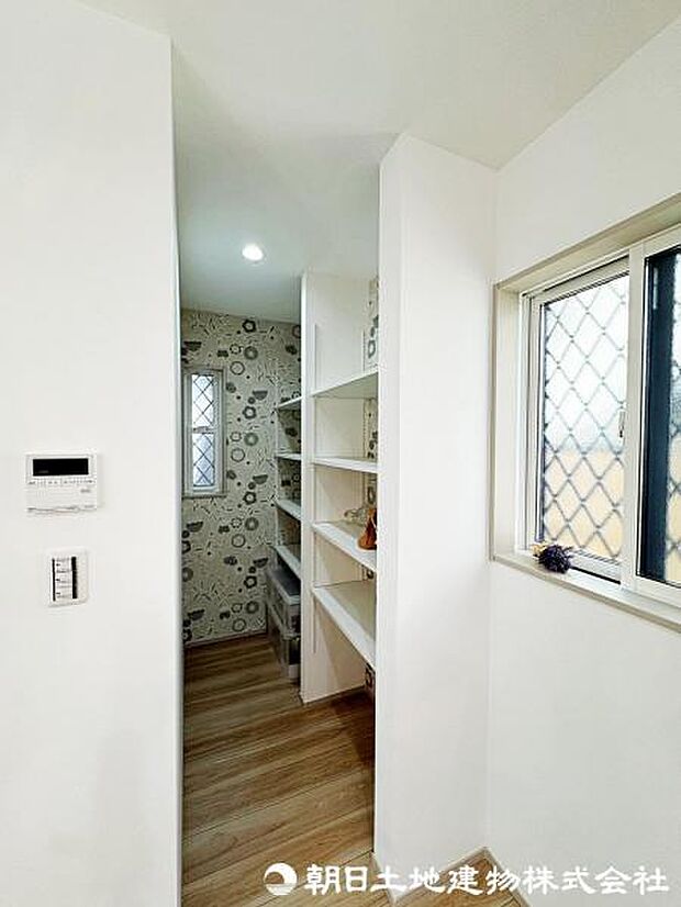 収納たっぷりなので調理器具や調味料も出し入れしやすいですね。