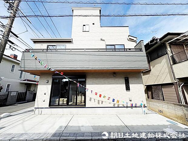 前面道路が広く、間口もゆったり。駐車が苦手なママもらくらく停められます