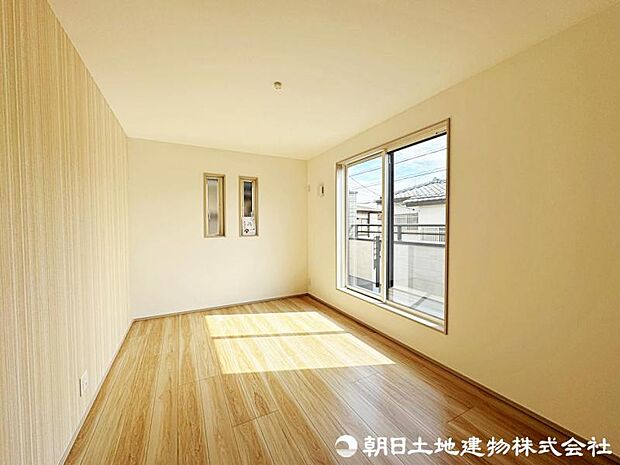 大きな窓からたっぷりと陽光が注がれる明るい空間。家族の成長に対応できる永住仕様の間取り。