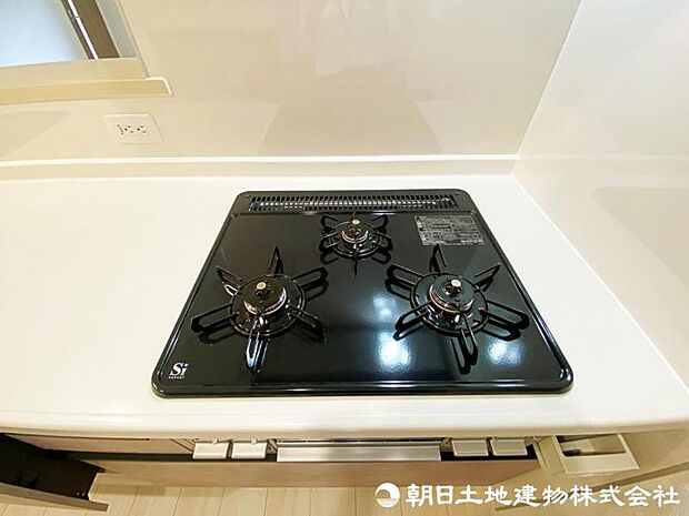 グリル付き3口コンロはお掃除も簡単。肉や魚などお料理の幅が広がります。