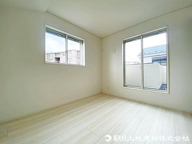 【洋室】大きな窓からたっぷりと陽光が注がれる明るいお部屋です