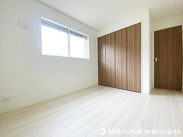 【洋室】シンプルなデザインが心地よい居室はリビングとの一体感が感じられます