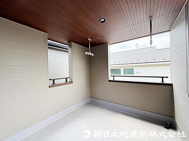 【バルコニー】屋根付きのバルコニーは急な雨が降っても安心ですね