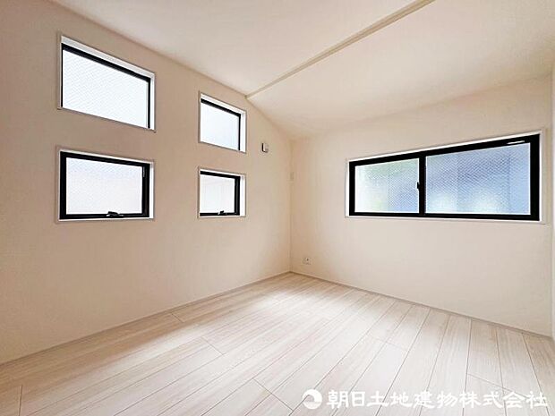 【洋室】大きな窓からたっぷりと陽光が注がれる明るいお部屋です