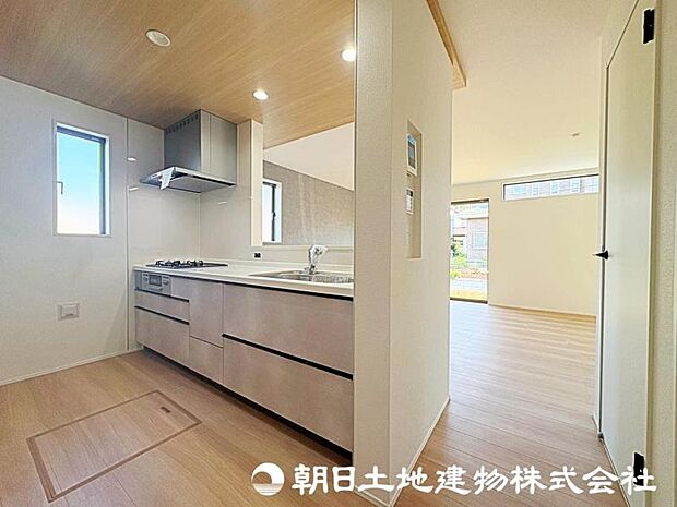 キッチンは人気の対面式キッチンです。お料理をしながらご家族との会話も楽しめますね
