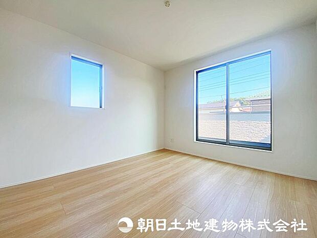 バルコニーに面した明るい洋室