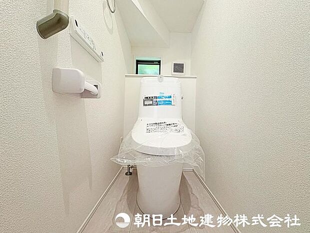 トイレには快適な温水洗浄便座付。いつも使うトイレだからこそ、こだわりたいポイントですね。