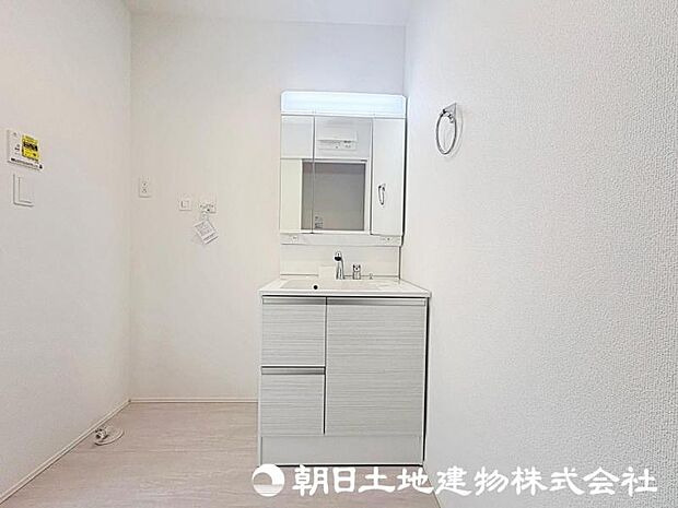 収納力と機能性に優れ、お手入れラクラク三面鏡洗面化粧台です。朝の身だしなみもバッチリですね。