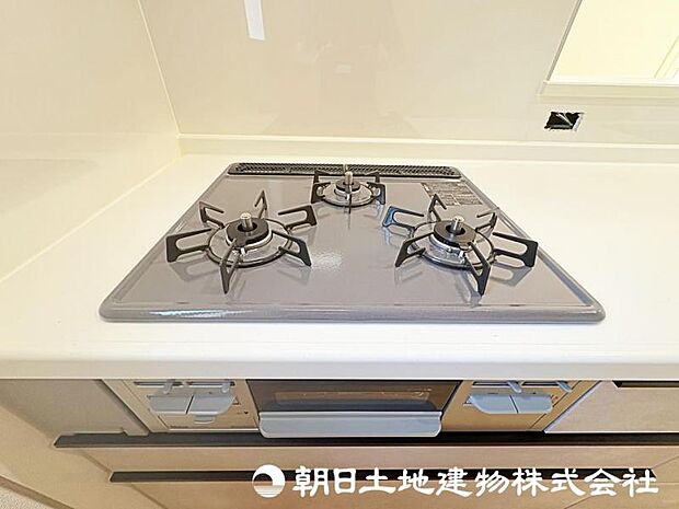 グリル付き3口コンロはお掃除も簡単。肉や魚などお料理の幅が広がります。