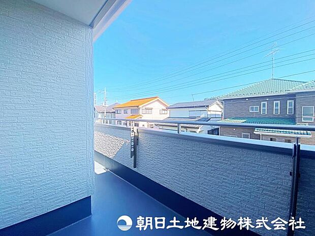 南向きの陽当りの良いバルコニー。お洗濯ものや布団を干したりするのに十分なスペースです。