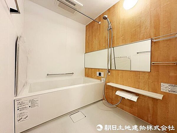 【浴室】温かさを保つ浴槽など機能的で清潔感溢れる浴室。
