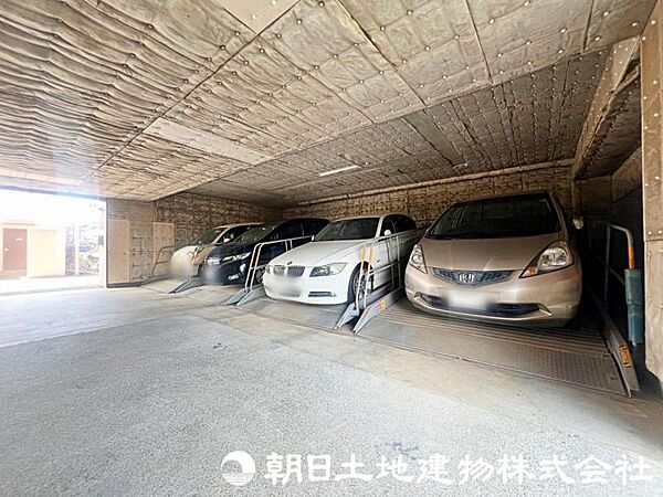 【駐車場】敷地内に確保された駐車場で、毎日のカーライフも快適に。