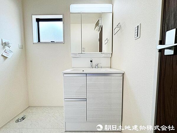 清潔感溢れるスタイリッシュなデザインの洗面化粧台