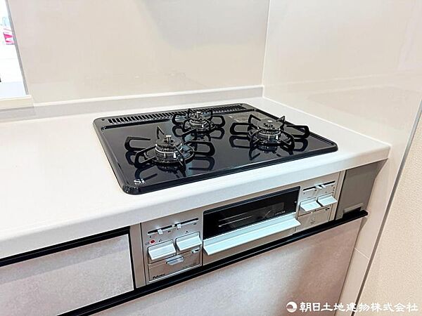 広い調理スペースが女性に人気のキッチンです　3口コンロでお料理のしやすさも特徴的。