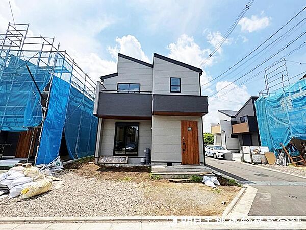 前面道路が広く、間口もゆったり。駐車が苦手なママもらくらく停められます
