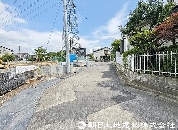 前面道路も広いので車の出し入れもしやすいですね。