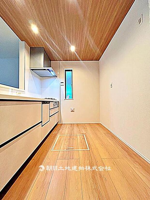 キッチン背面にゆとりのあるスペースです。冷蔵庫や収納を配置しやすく、家事動線がすっきり整います。
