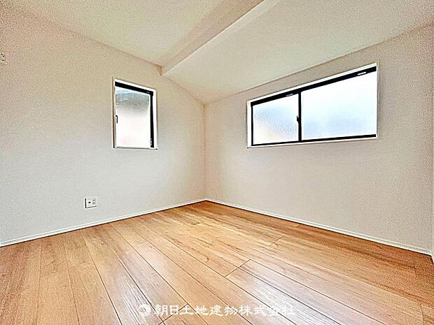 【居室】2面採光で明るく風通しの良い居室です。自然光が差し込み、居心地の良い快適な空間となっています。